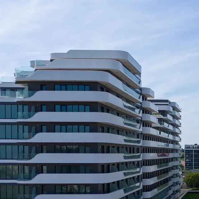 Arhitectură rezidențială contemporană din Mamaia Nord, fotografiată de MEZZIO